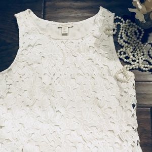 Summer essential. 🌸 White lace top.